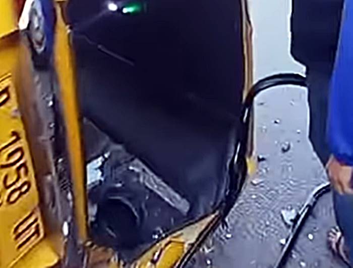 Kecelakaan Angkot dan Truk Tangki di Cipatat Sebabkan Angkot Terguling