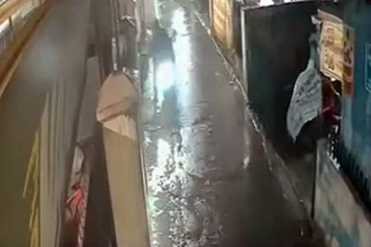 Aksi Pencurian Paket Kurir Terekam CCTV di Caringin Bandung Saat Hujan, Polisi Lakukan Penyelidikan
