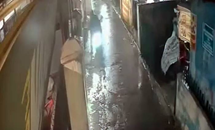 Aksi Pencurian Paket Kurir Terekam CCTV di Caringin Bandung Saat Hujan, Polisi Lakukan Penyelidikan
