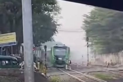 Pemotor hingga Pejalan Kaki Nekat Terobos Rel Kereta di Cimindi Cimahi, Hampir Tertabrak Kereta!