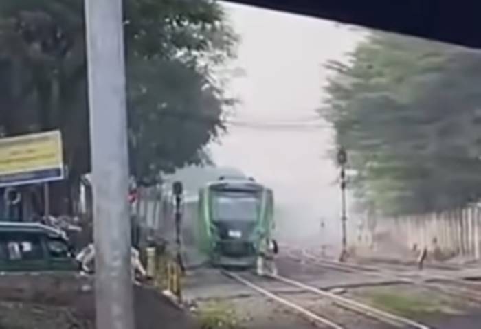 Pemotor hingga Pejalan Kaki Nekat Terobos Rel Kereta di Cimindi Cimahi, Hampir Tertabrak Kereta!