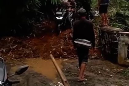 Tanah Longsor Terjang Desa Sukamulya Kutawaringin, Dua Rumah Warga Rusak
