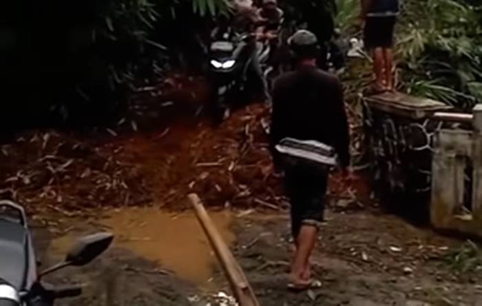 Tanah Longsor Terjang Desa Sukamulya Kutawaringin, Dua Rumah Warga Rusak